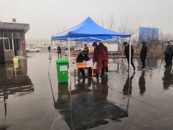 開(kāi)工后防疫工作做得很到位，市相關(guān)部門(mén)領(lǐng)導(dǎo)檢查防疫工作